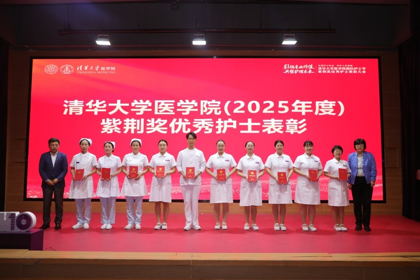 20250508-图5-陈旭岩、赵永庆为获奖代表颁奖-医学院.png