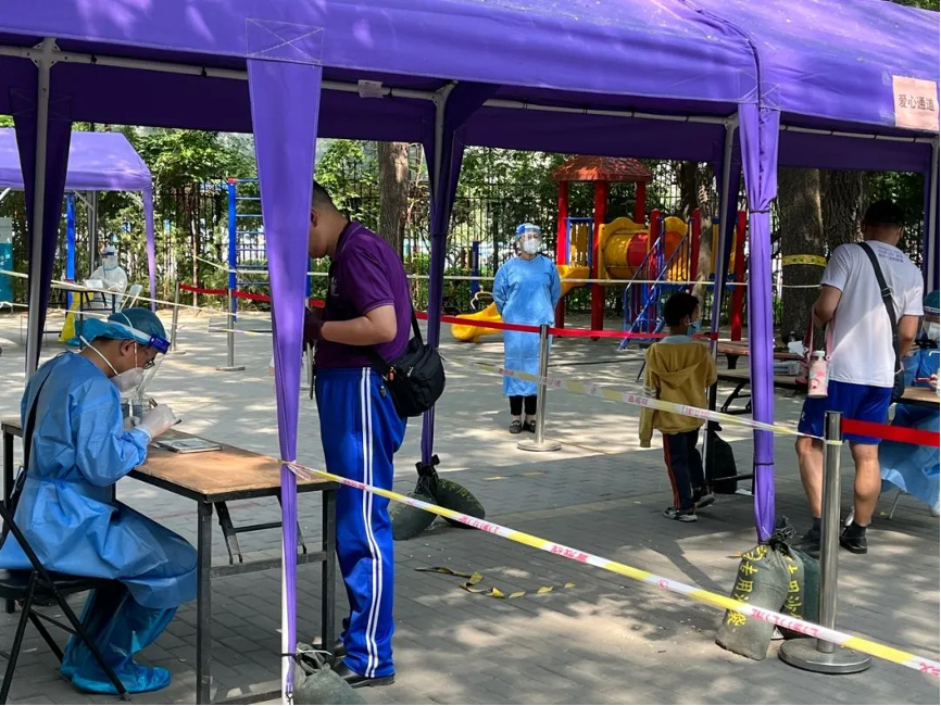 20220617-精品无码久久久久久久久_国产精品一区二区三区四区五区_欧美亚洲国产激情一区二区_午夜精品久久久久久久久久久久_亚洲欧洲中文日韩久久AV乱码_91精品欧美一区二区三区_久久精品一区二区免费播放_日韩高清大片永久免费入口_久久国产欧美日韩精品免费_欧美一区二区三区久久综合_国产精品天天狠天天看机关党委党员“双报到”纪实-供图-西北社区 “双报到”党员登记、核对核酸检测信息.png