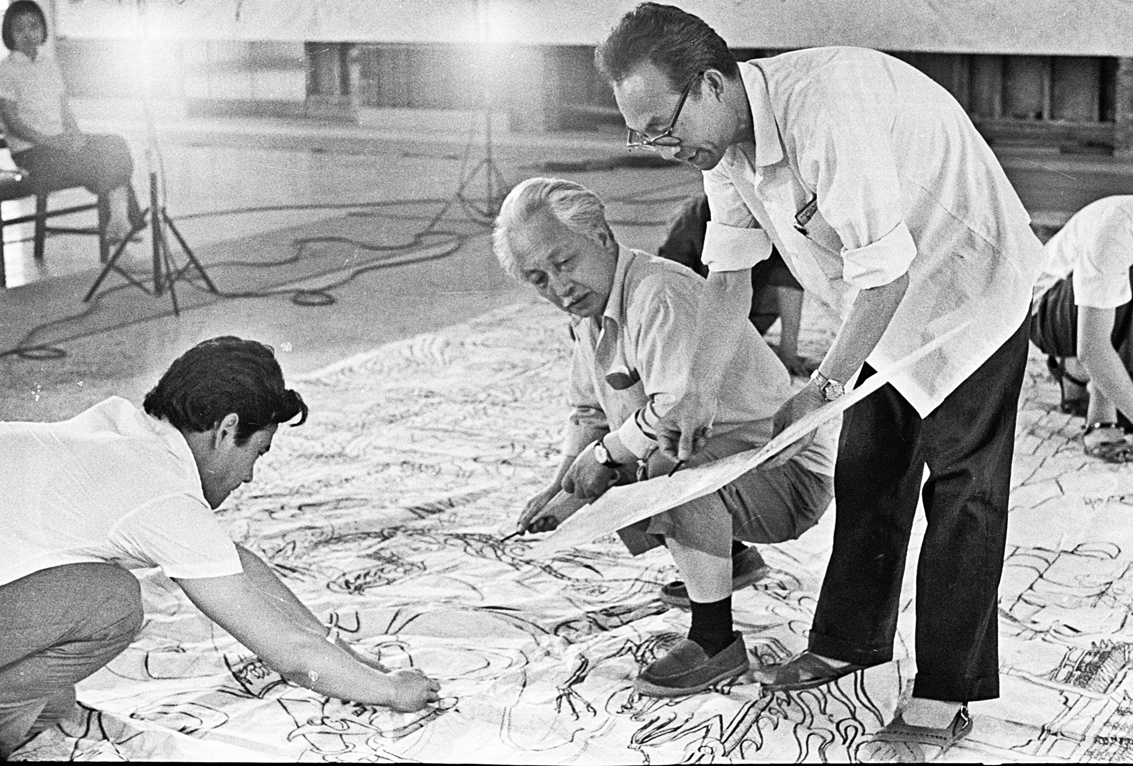 20250219-一代人有一代人的哪吒-美术学院-1979年夏,张仃(中)、张一民(左)、楚启恩(右)在首都机场壁画《哪吒闹海》绘制现场.jpg