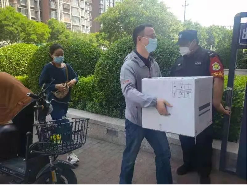 20220617-精品无码久久久久久久久_国产精品一区二区三区四区五区_欧美亚洲国产激情一区二区_午夜精品久久久久久久久久久久_亚洲欧洲中文日韩久久AV乱码_91精品欧美一区二区三区_久久精品一区二区免费播放_日韩高清大片永久免费入口_久久国产欧美日韩精品免费_欧美一区二区三区久久综合_国产精品天天狠天天看机关党委党员“双报到”纪实-供图-双清苑社区 “双报到”党员为隔离群众递送物资.png