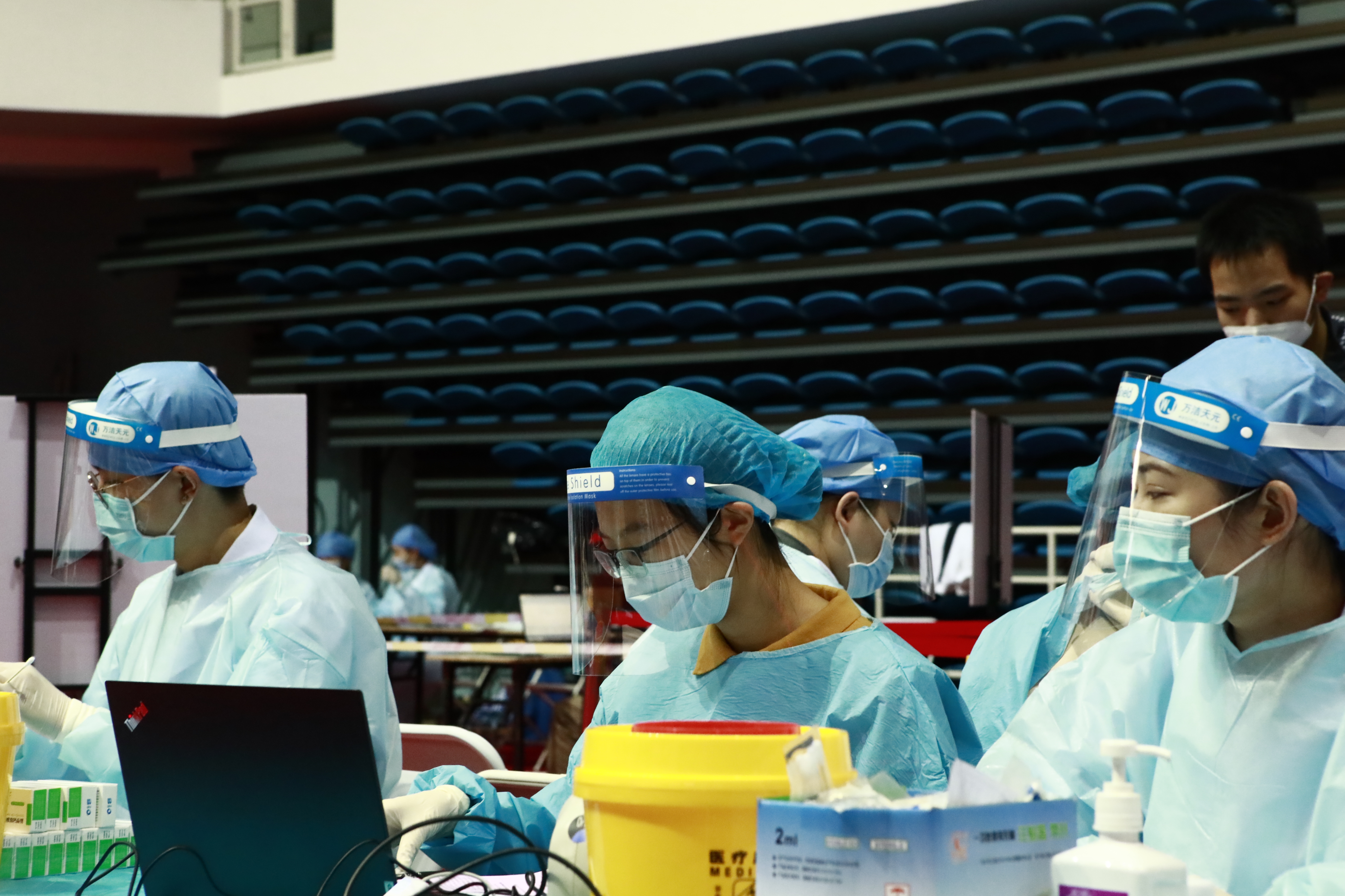 20220518-同心抗疫，清华学生党员骨干在行动-陆心怡-软件0支部党员参与抗疫志愿服务JPG