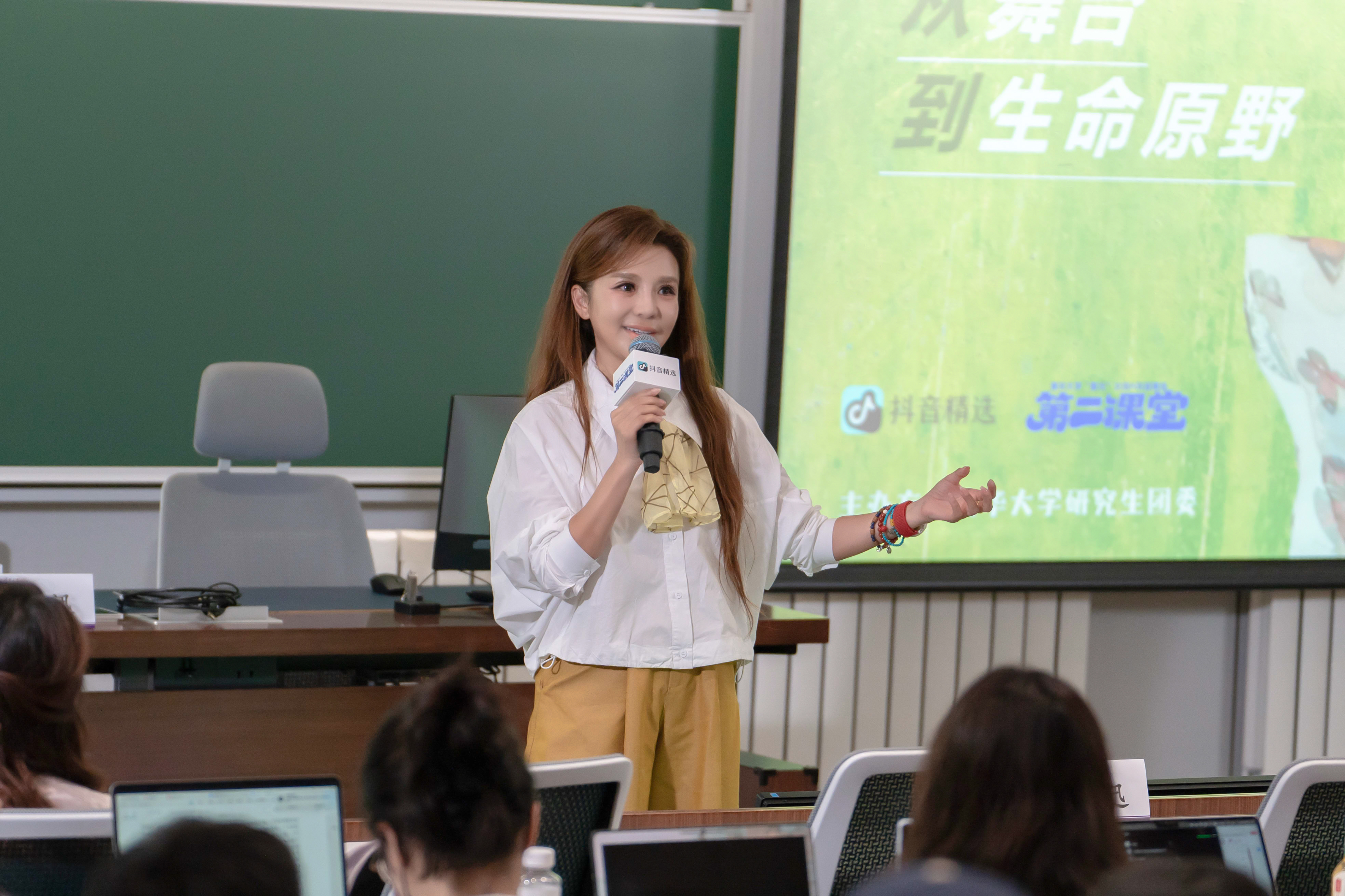 20250521-第三期“聚光”新媒体骨干培养计划朱迅分享会-王薪贵-朱迅与同学们分享感受 (1).jpg