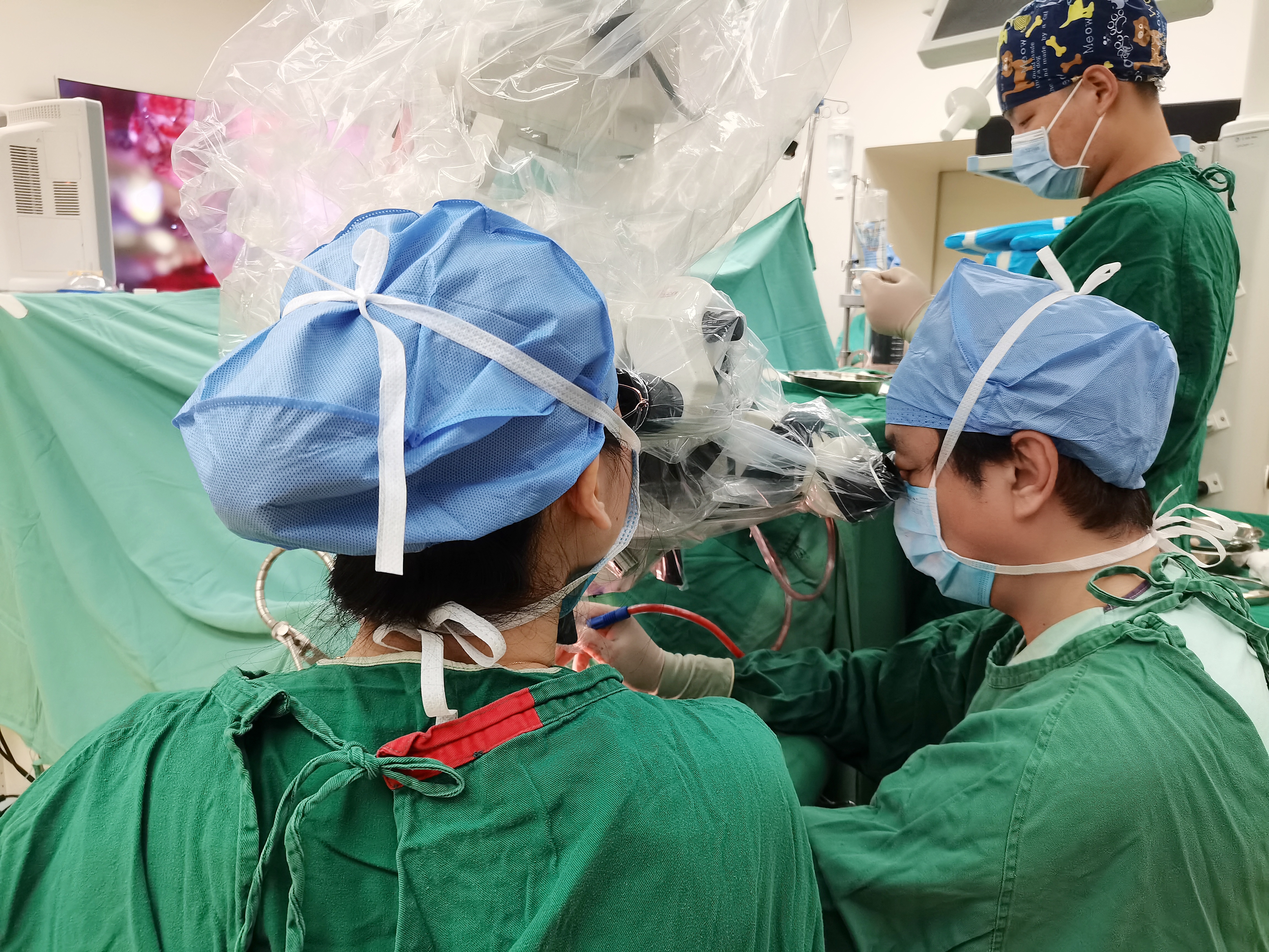 二附院院长、党委副书记张玉琪教授正在主刀神经外科手术(1).jpg 二附院院长、党委副书记张玉琪教授正在主刀神经外科手术(1).jpg