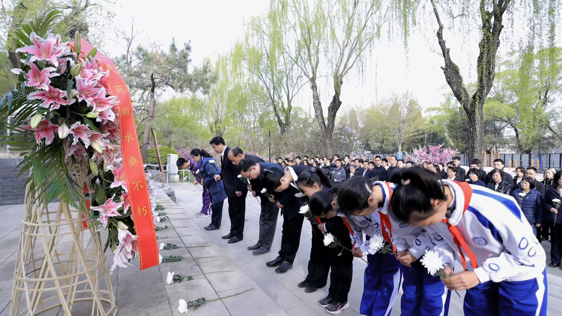 20250407-清明祭扫活动- 蒋孟凌-师生哀悼.jpeg.jpg