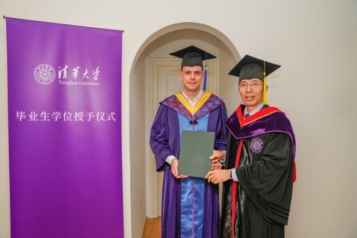 20230703-副校长曾嵘率团访问德国、瑞士-无-曾嵘为Markus Smith颁发毕业证书.jpg