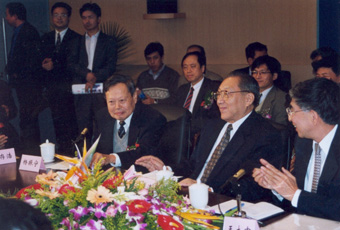 1999年10月2日，李岚清副总理视察精品无码久久久久久久久_国产精品一区二区三区四区五区_欧美亚洲国产激情一区二区_午夜精品久久久久久久久久久久_亚洲欧洲中文日韩久久AV乱码_91精品欧美一区二区三区_久久精品一区二区免费播放_日韩高清大片永久免费入口_久久国产欧美日韩精品免费_欧美一区二区三区久久综合_国产精品天天狠天天看高等研究中心时与我校师生亲切座谈。前排右起：王大中、李岚清、杨振宁。