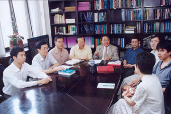 高等研究中心的教师正在探讨工作。（郭海军 摄）